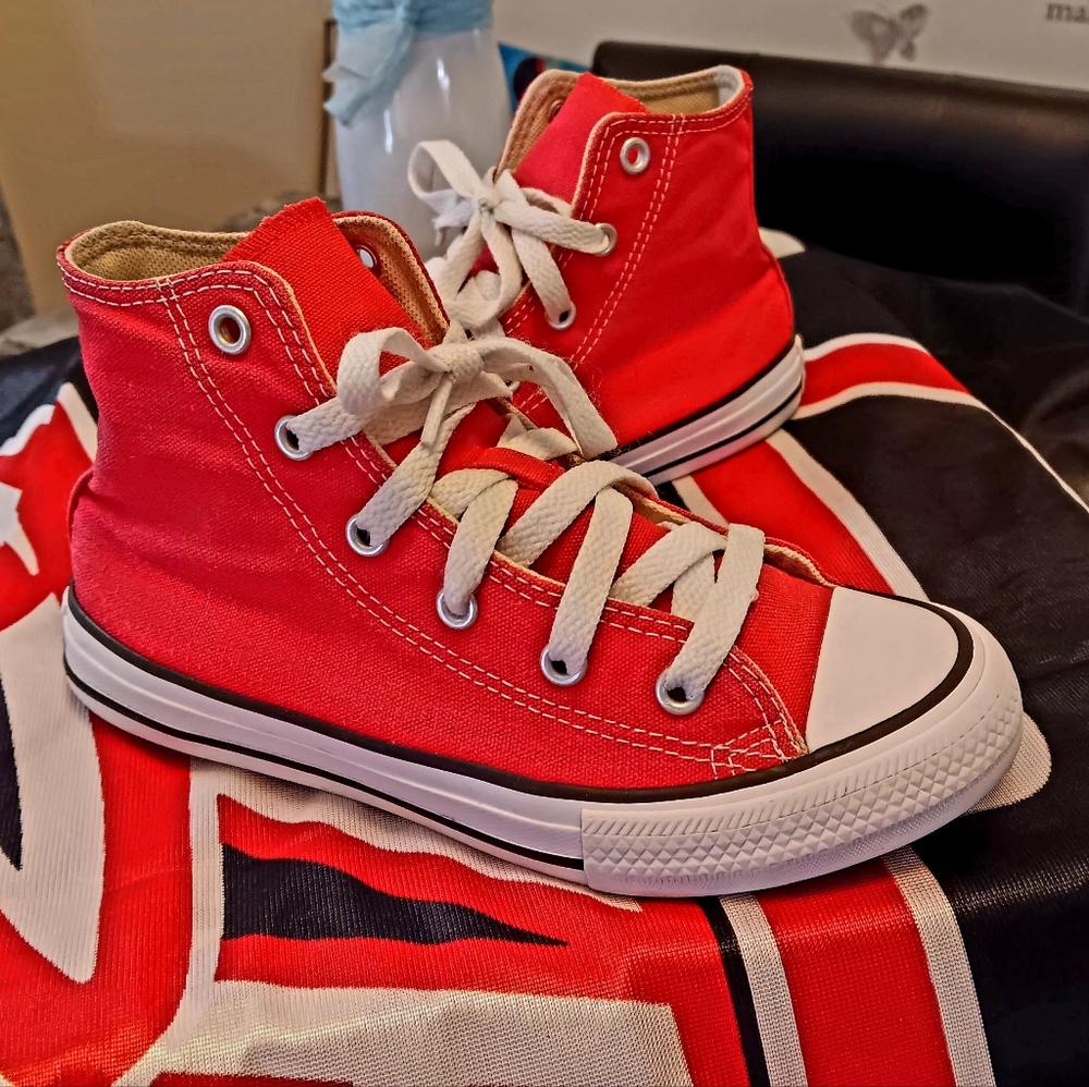 Chuck Taylor Converse In A Youth Sz 1